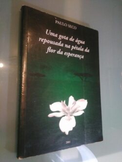 Uma gota de água repousada na pétala da flor da esperança - Paulo Seco