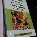 Do essencial e do surpérfluo - Maria José Palla