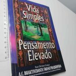 Vida Simples Pensamento Elevado - A.C. Bhaktivedanta Swami Prabhupada