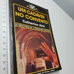 Um cadáver no convento - Catherine Aird
